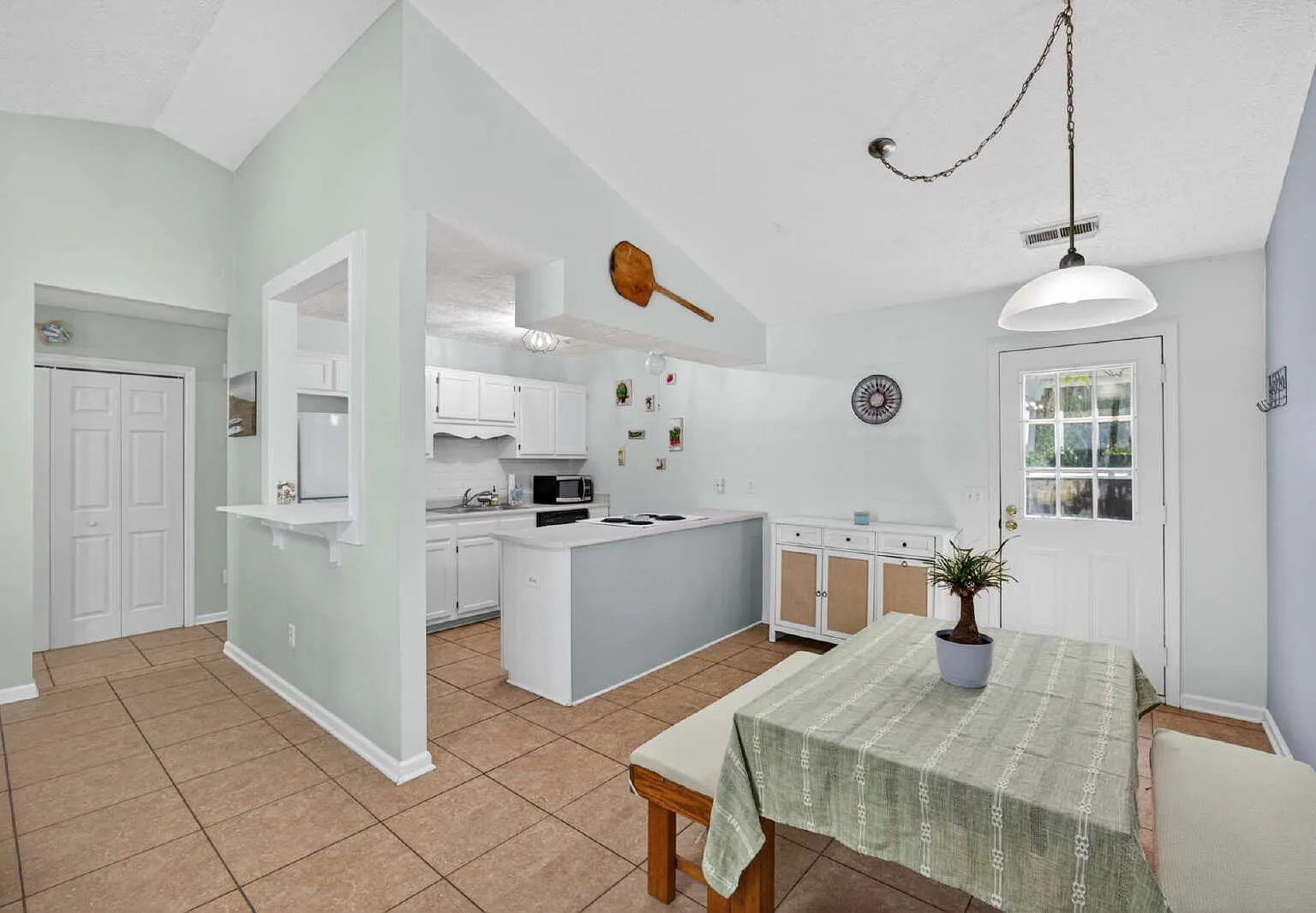 3 bed, 2.0 bath, 1250 sqft, $1,650 — Photo 3