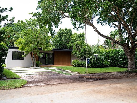 2nd image of 1955 Alamanda Dr