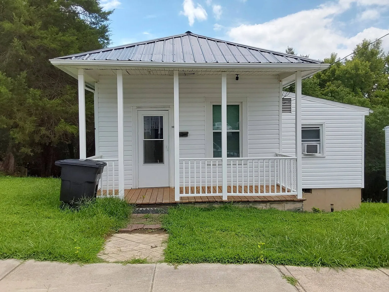 2 bed, 850 sqft, $900 — Photo 1