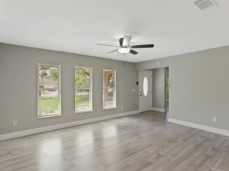 1022 Norwood Dr — Photo 2