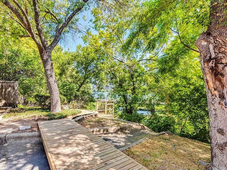 500 E Riverside Dr #206 — Photo 24