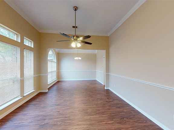 2nd image of 2212 Tanglewood St