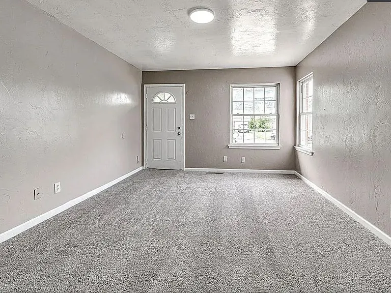 313 E Northrup Dr — Photo 2