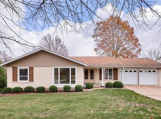 810 Country Heights Ct, Ballwin, MO 63021