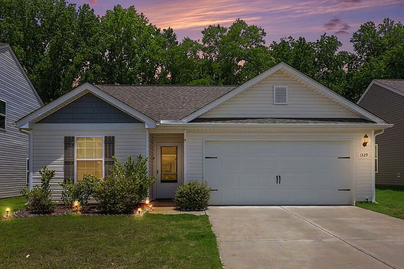 3 bed, 2.0 bath, 1180 sqft, $2,100 — Photo 1