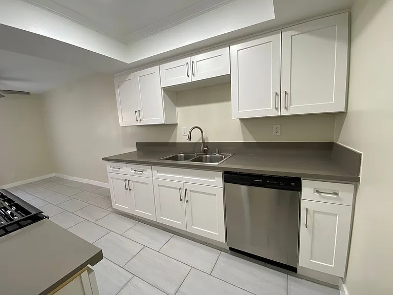 Tarzana Terrace Apartments — Photo 12
