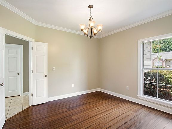 4th image of 402 Old Town Cir