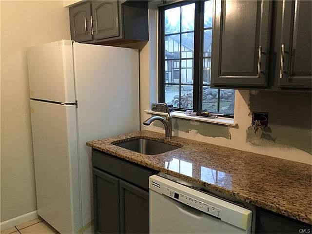 2nd image of 5 Andover Ct #5