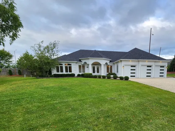 24 Glenoble Ct, Oak Brook, IL 60523