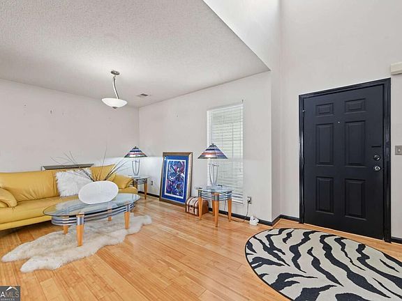 3rd image of 217 Saddleview Trl