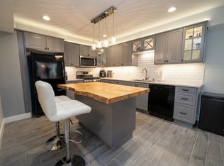 6 Peddlars Dr, Branford, CT 06405