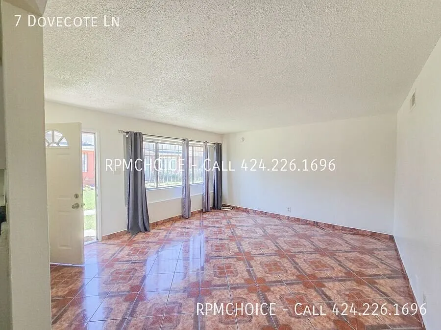 Large 5bd/2ba House with 2 Car Garage — Photo 3