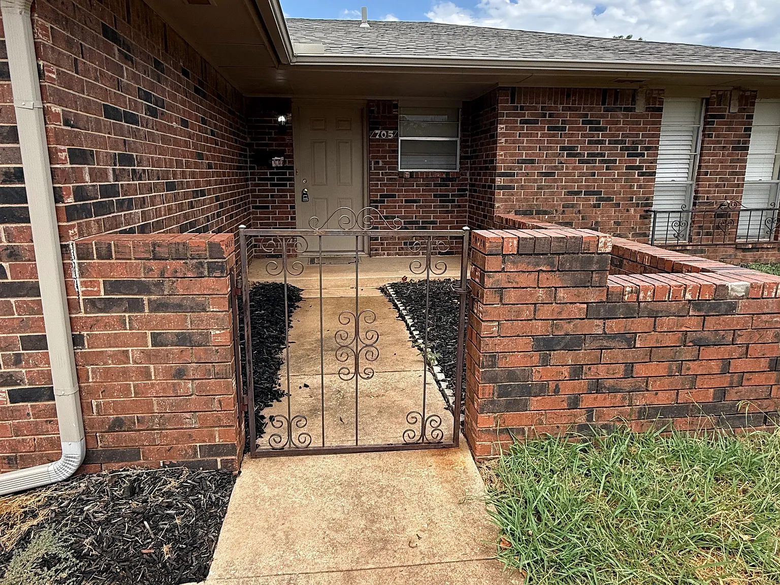 3 bed, 1100 sqft, $1,300 — Photo 2