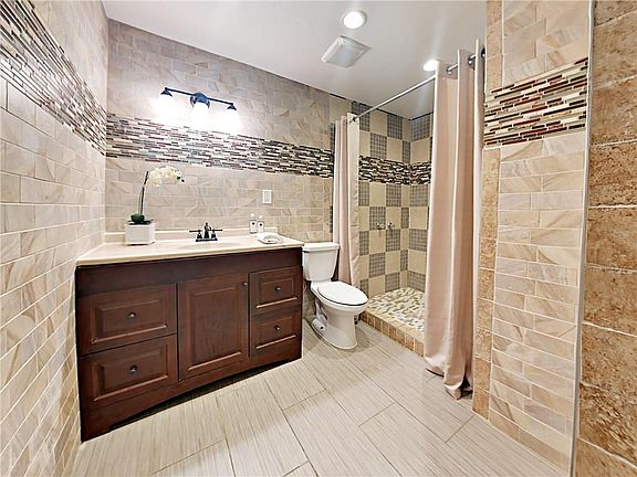 3rd image of 1913 Dogwood Dr