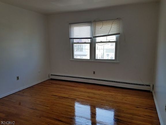 3rd image of 20 Leslie Pl #2