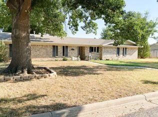 2421 Hilltop Dr, Vernon, TX 76384
