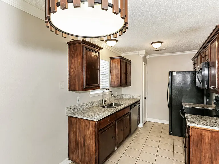 902 Beaufort Ct — Photo 9