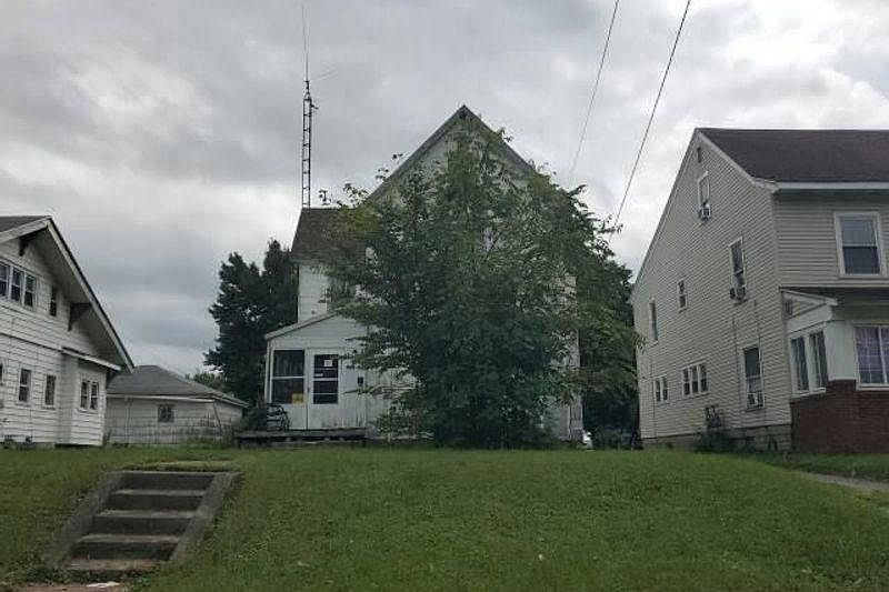 1st image of 861 W Elm St