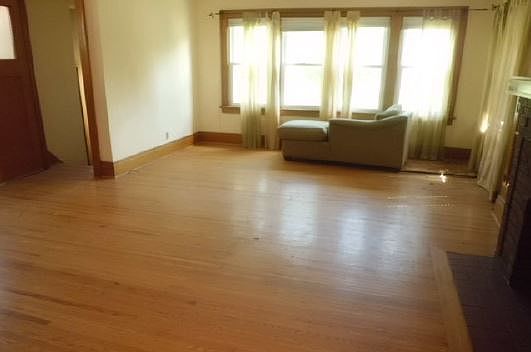 3rd image of 586 Winspear Ave