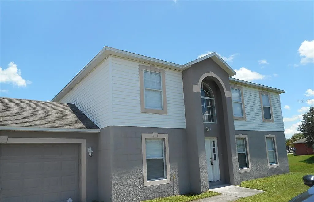 4 bed, 2.5 bath, 2224 sqft, $1,895 — Photo 1