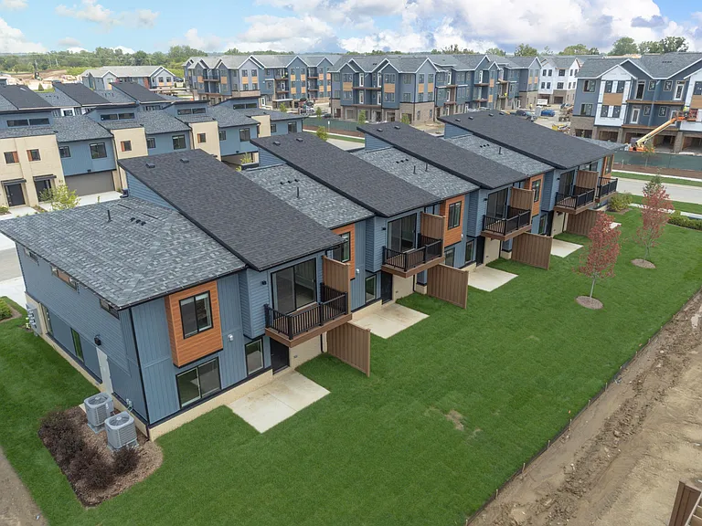 Woodview Commons — Photo 10