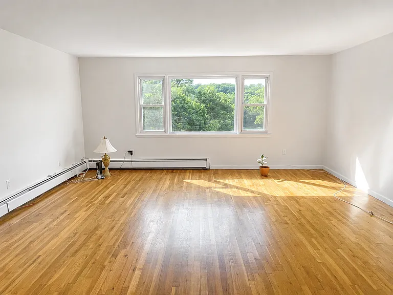 136 Bennett Ave #T — Photo 4