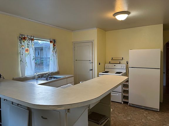 2nd image of 926 S Chelan Ave