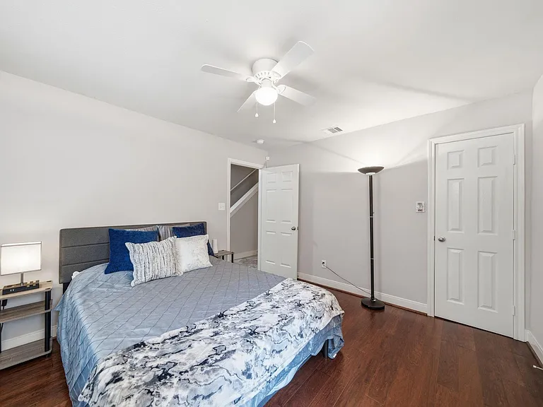 1716 Elgin St — Photo 8