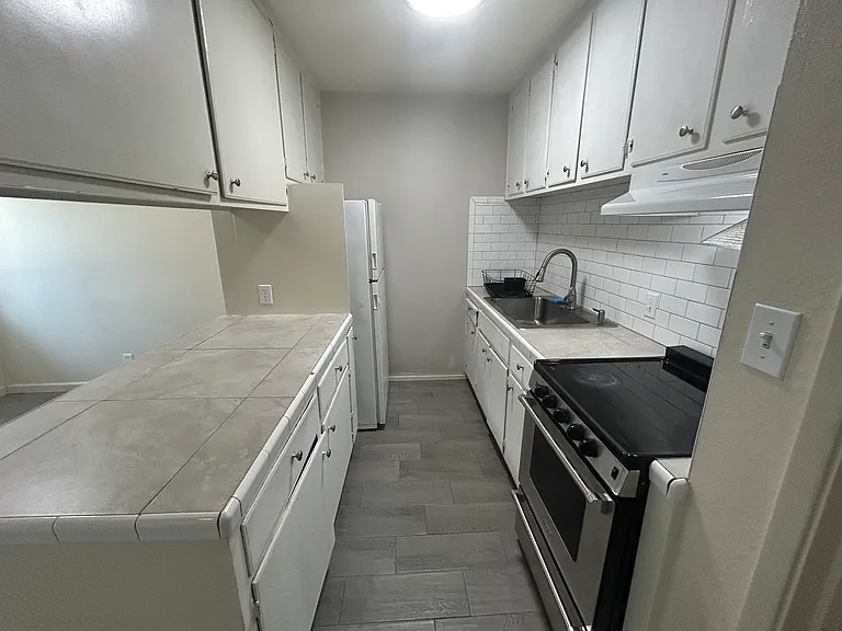 1162 W 7th St — Photo 3