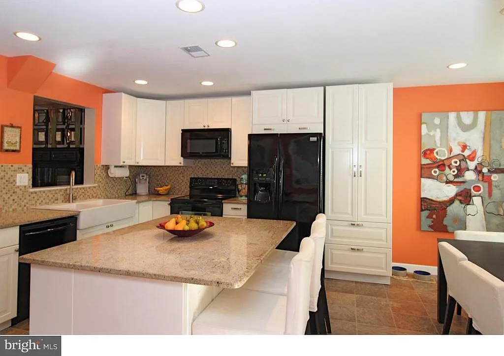 3 bed, 2.5 bath, 2050 sqft, $2,500 — Photo 1