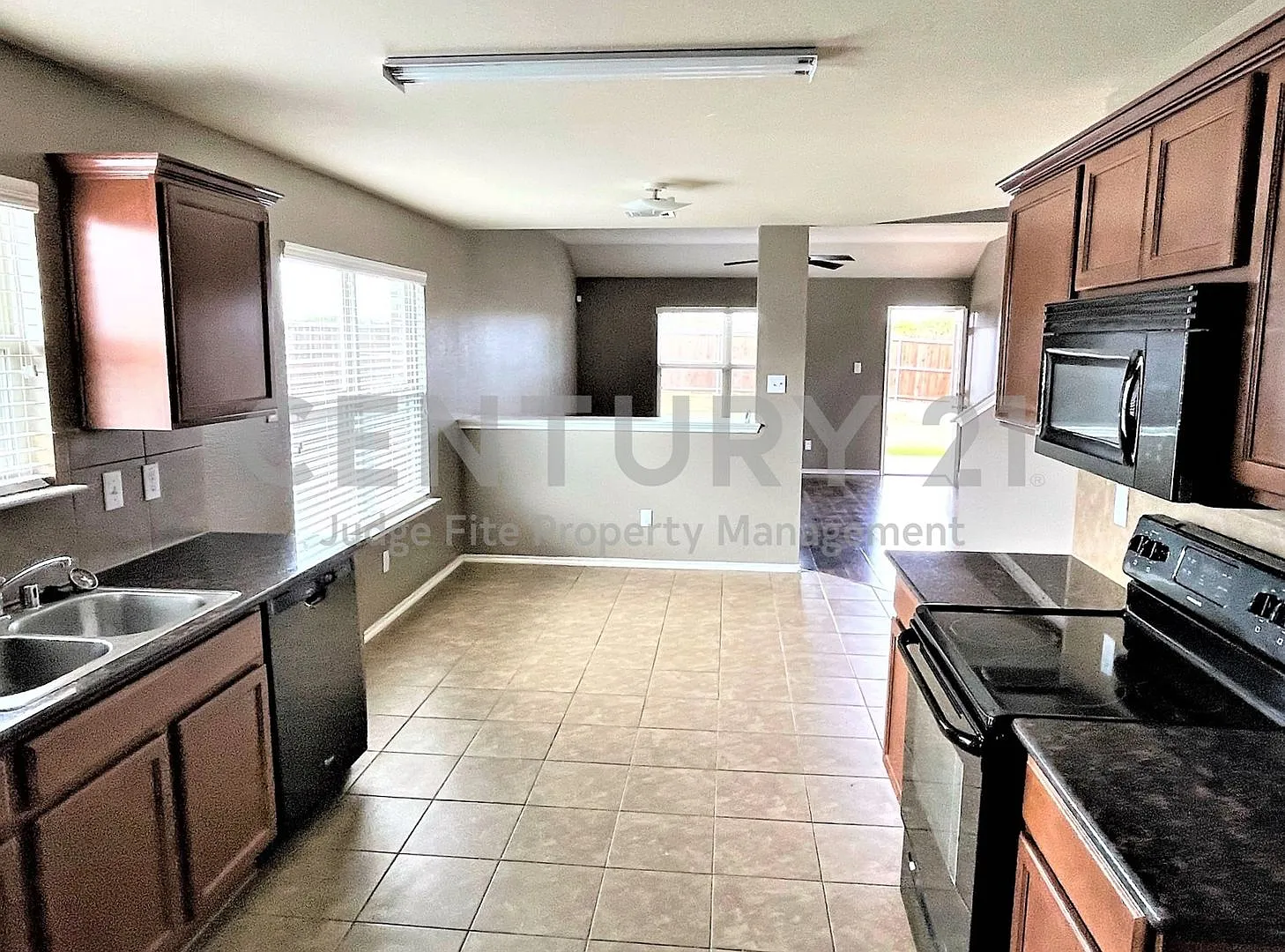 Stunning 2-Story 5/3.5/2 with Open-Concept Living in Royse City! — Photo 4