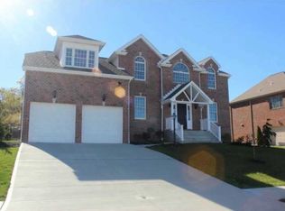 1040 Breezewood Dr, Canonsburg, PA