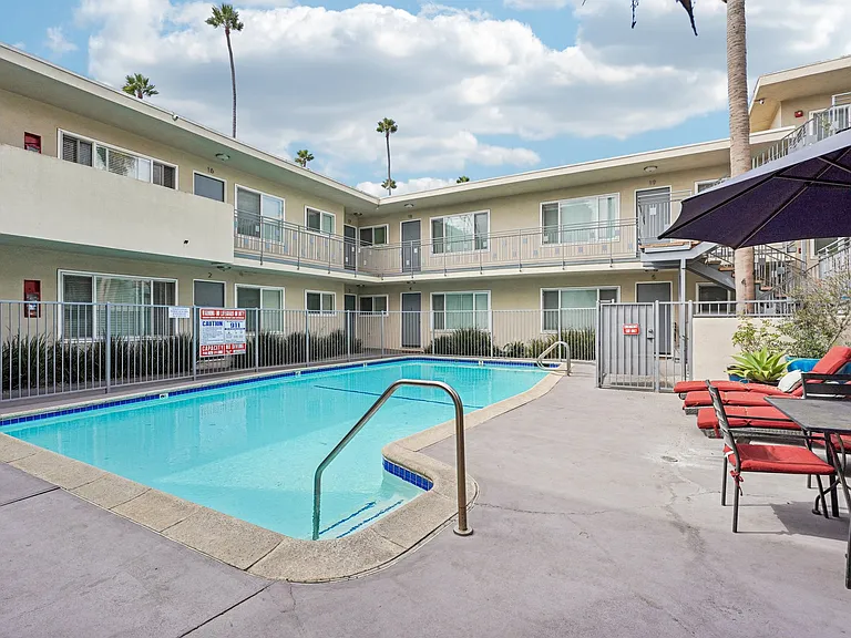 Apartment Complex Near SoFi Stadium with Pool, BBQ Area, Gym and Parking. — Photo 16