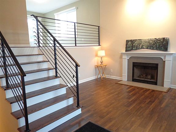 4th image of 913 Candlewick Dr NE