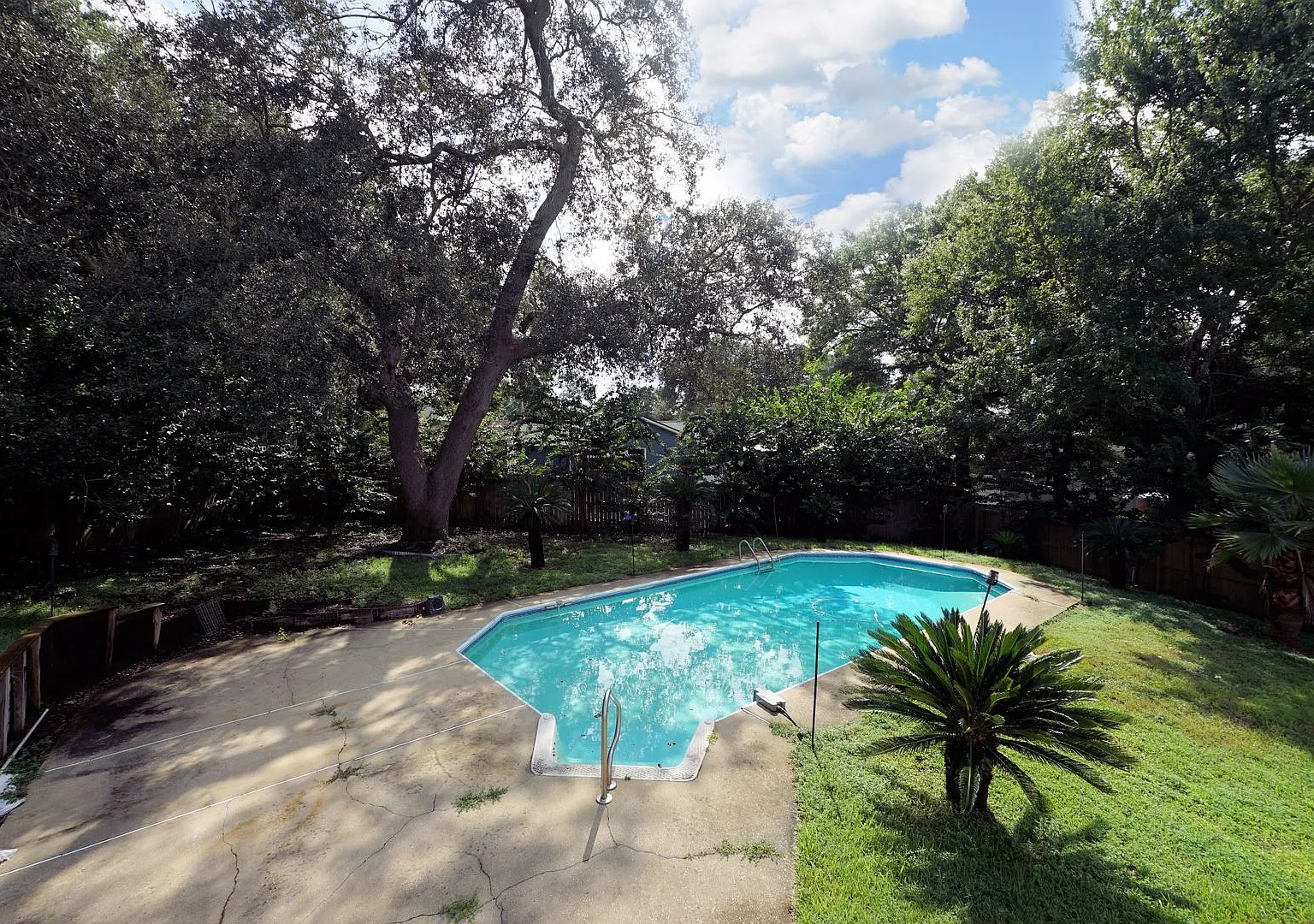 Pool Home with Solar Panels in Central Niceville — Photo 4