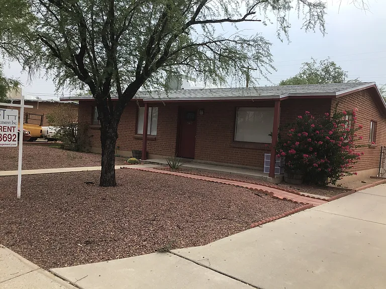 542 E Flores St — Photo 2