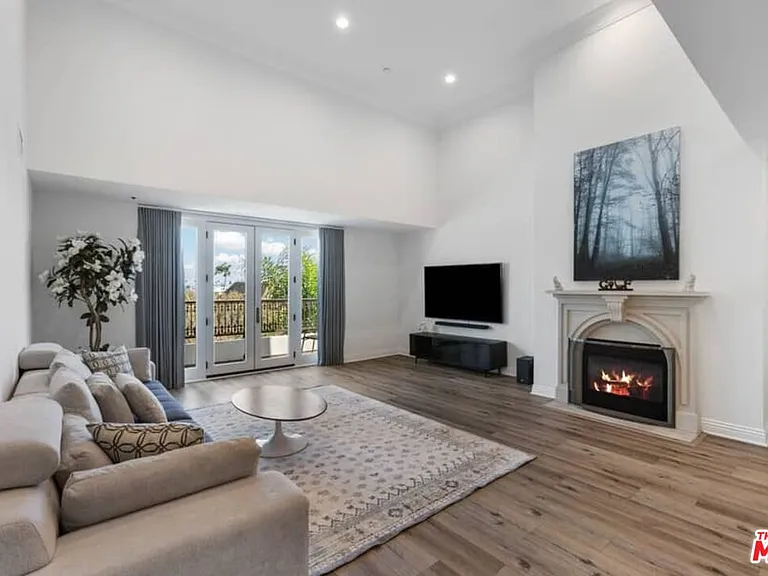 261 S Reeves Dr — Photo 5
