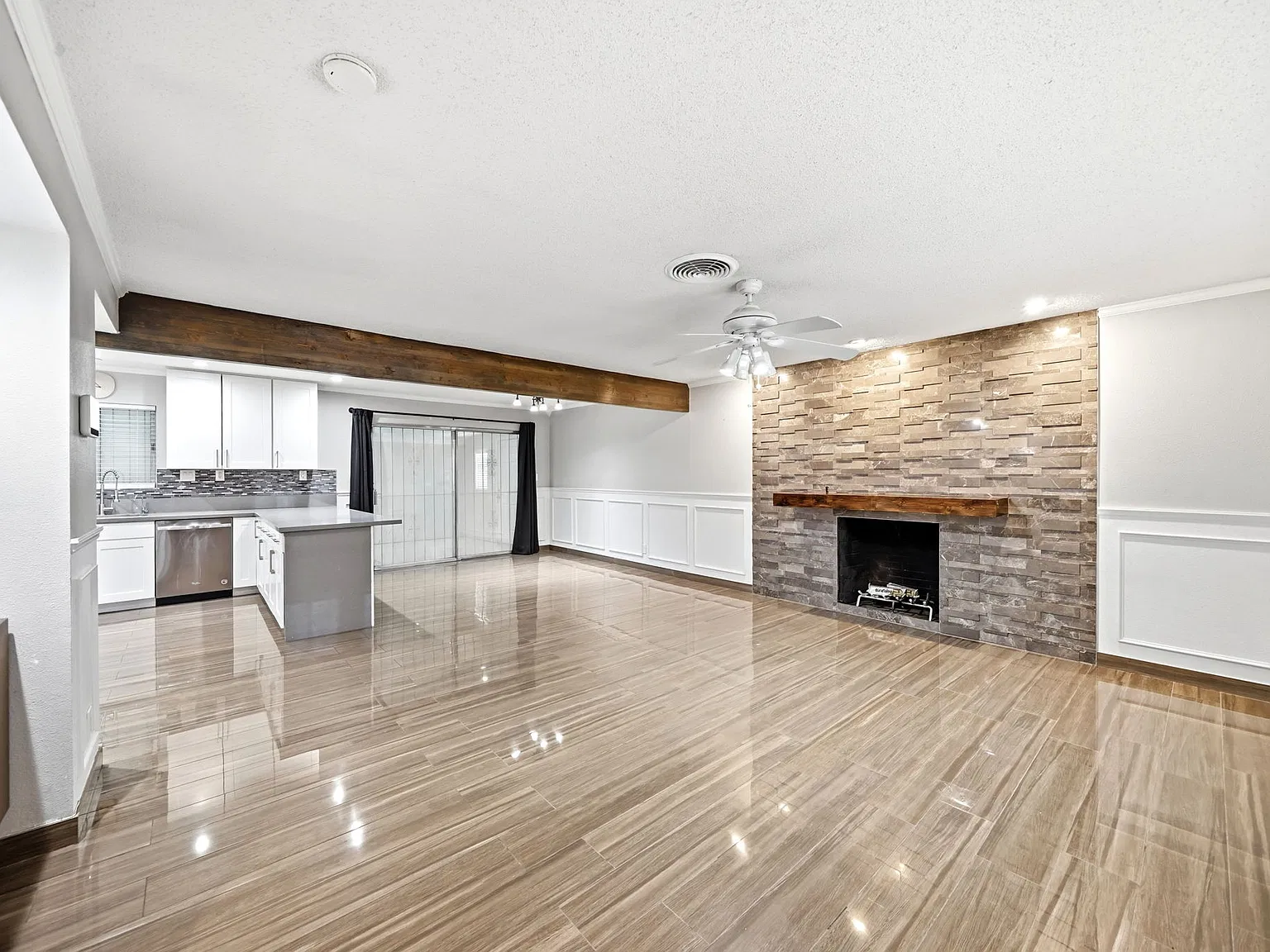3 bed, 1242 sqft, $1,995 — Photo 4