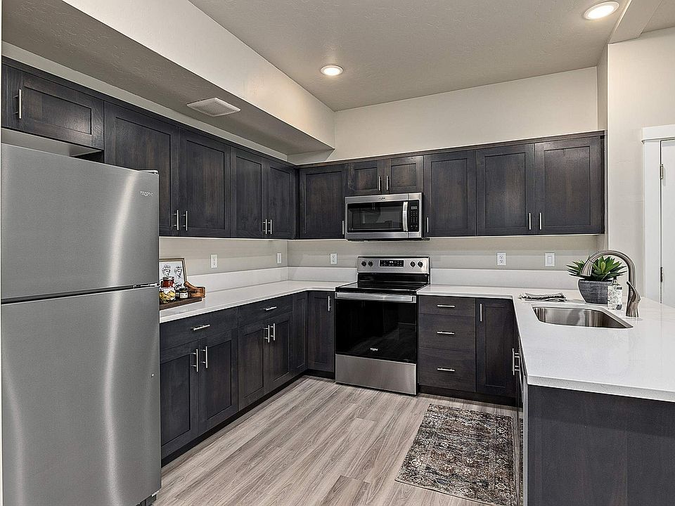 Latitude 40 Two Bedroom With Garage