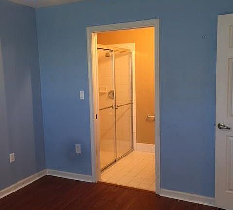 Full bath for bedroom 1