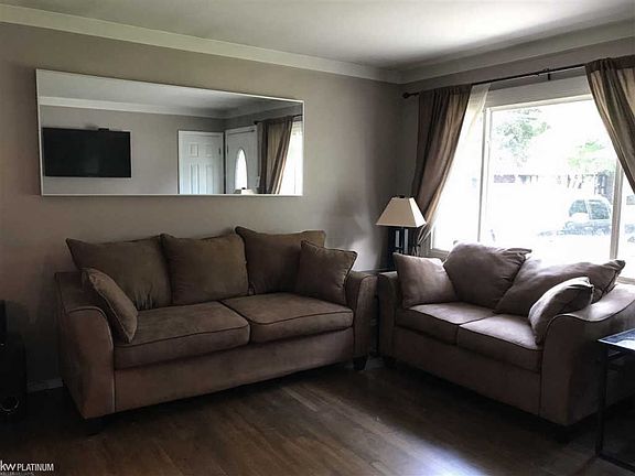 5th image of 23135 Schafer St