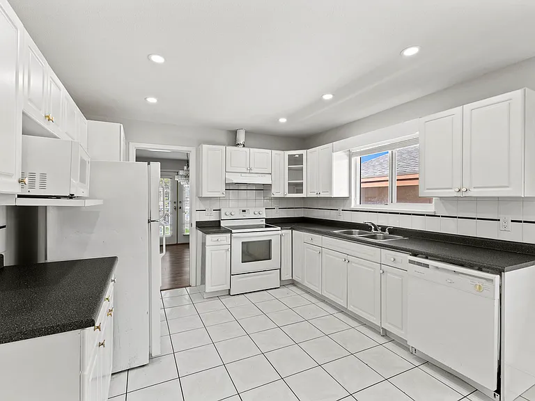 12392 221st St — Photo 10