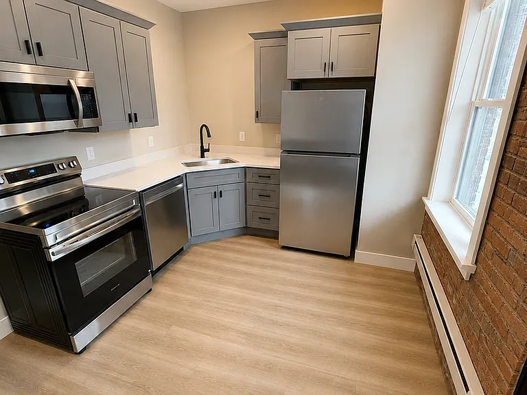 627 E 4th St — Photo 55