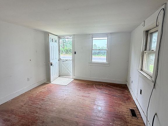 5th image of 1007 Roslyn Ave