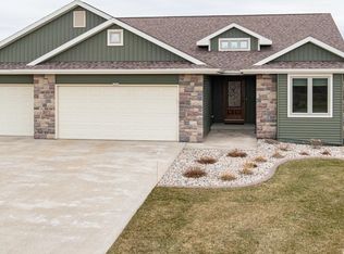 2285 Roselawn Ln, Oshkosh, WI 54904