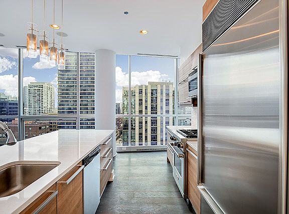 4th image of 110 W Superior St Unit 1402