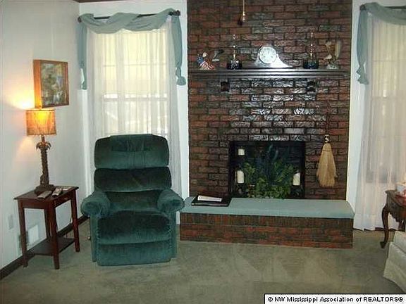 2nd image of 447 Lake Shore Dr N
