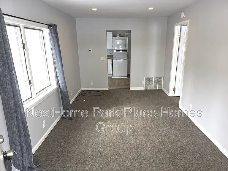 1007 Fournie St — Photo 2