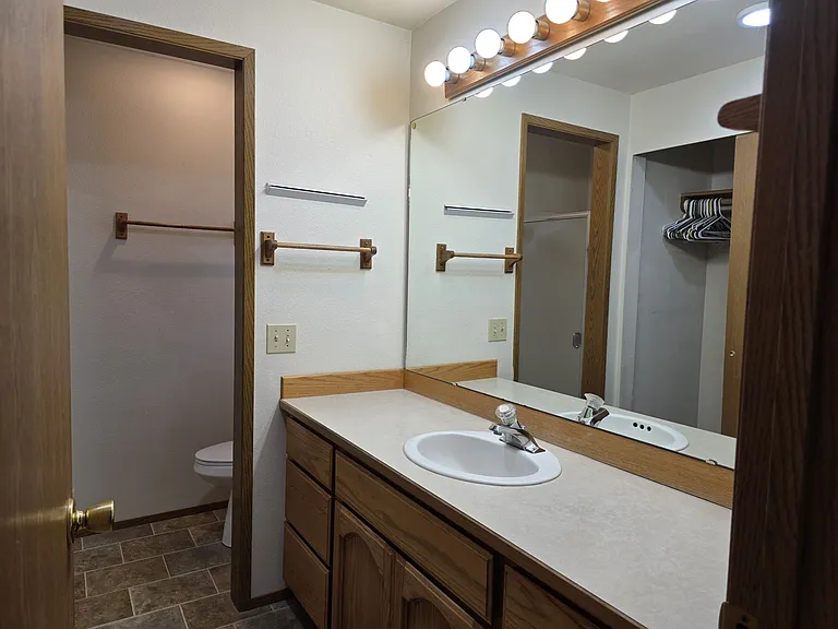 384 Selkirk Dr — Photo 25