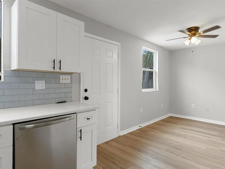 2406 E Clark St — Photo 34